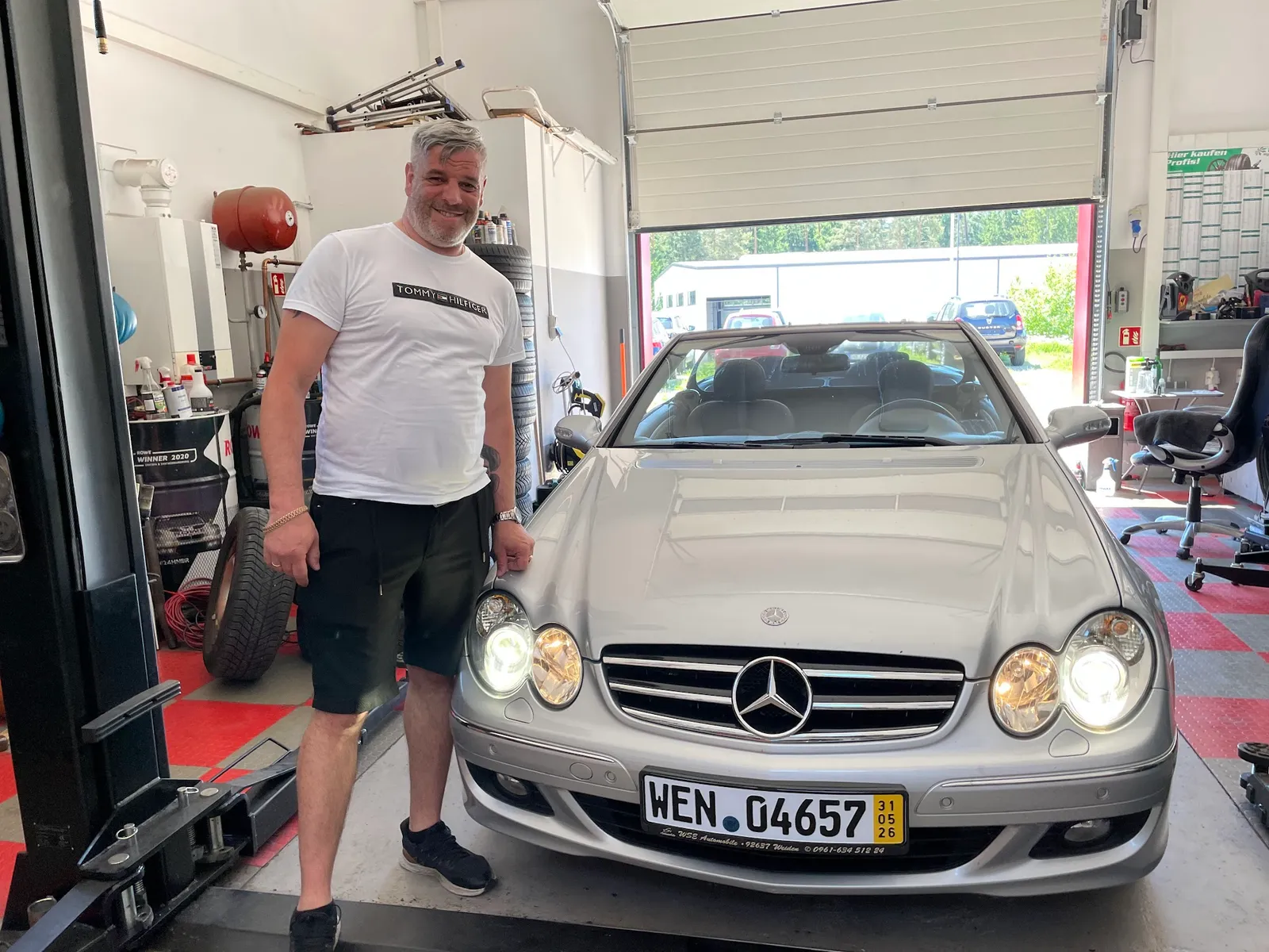 Herr Schmidt bei der Fahrzeugübergabe in der Werkstatt